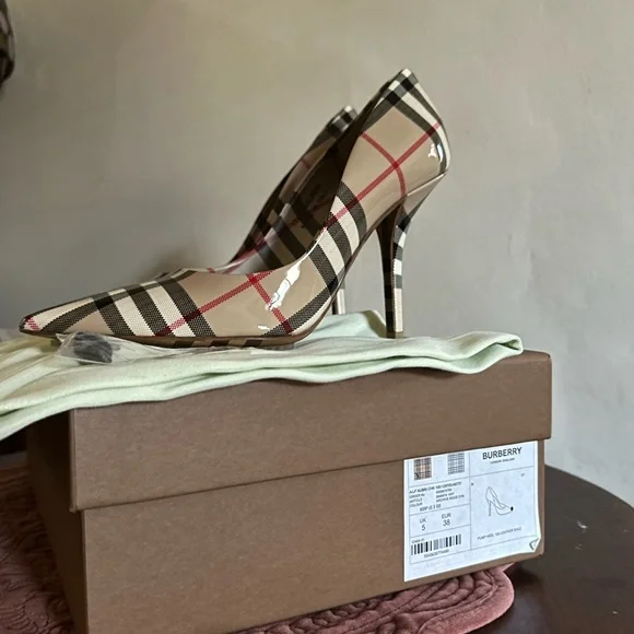 Burberry Aubri Patent Pump in Classic Archive Beige